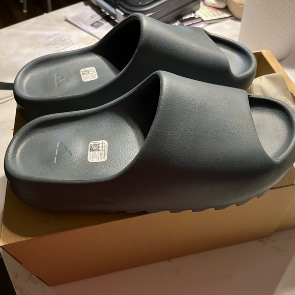 Yeezy Slides - Picture 3 of 3